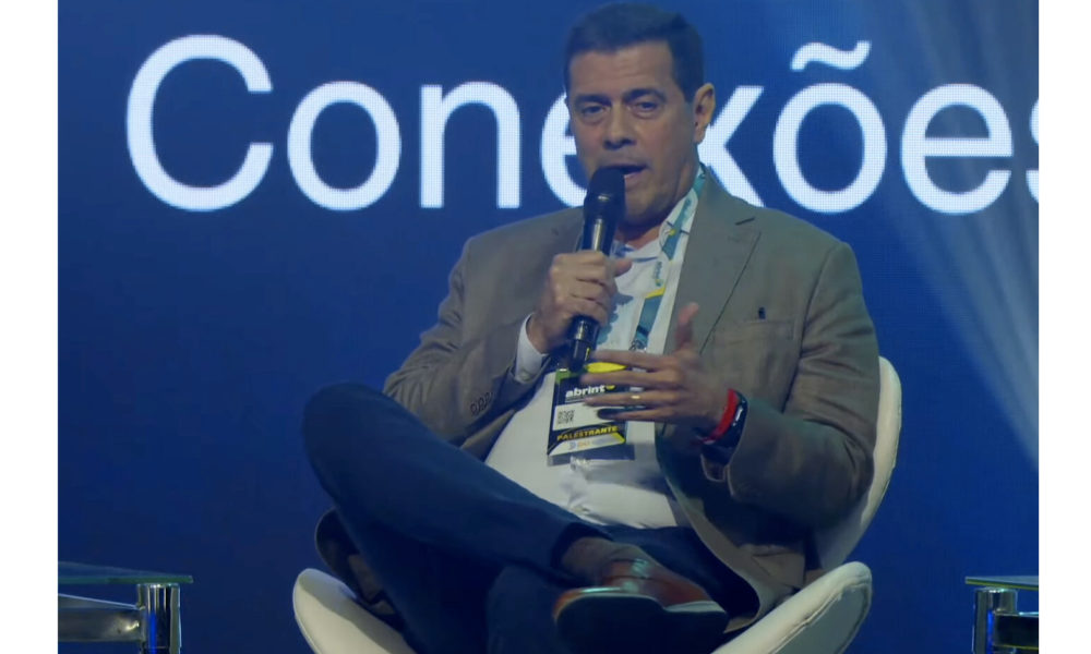 Foto: Conselheiro da Anatel Moisés Moreira no painel de pirataria da Abrint. Foto: Reprodução