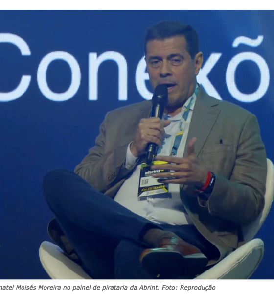 Foto: Conselheiro da Anatel Moisés Moreira no painel de pirataria da Abrint. Foto: Reprodução