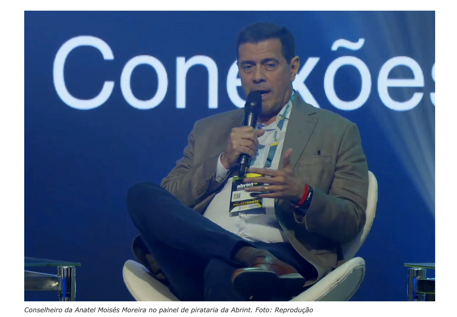 Foto: Conselheiro da Anatel Moisés Moreira no painel de pirataria da Abrint. Foto: Reprodução